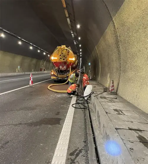 滦平隧道排水渠清淤